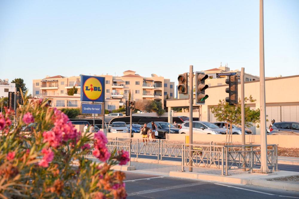 Beautiful Apartment Near The Sea And A Large Private Garden Paphos Exterior photo