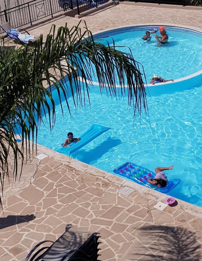 Beautiful Apartment Near The Sea And A Large Private Garden Paphos Exterior photo